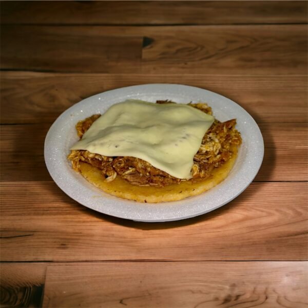 Arepa con carne desmechada y queso