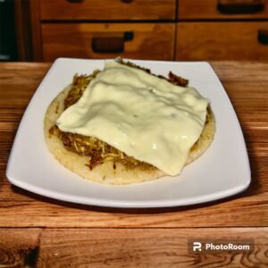 Arepa con pollo desmechado y queso